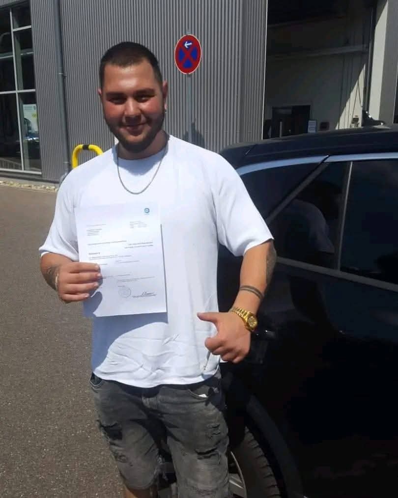 Erfolgreicher Fahrschüler mit Zertifikat