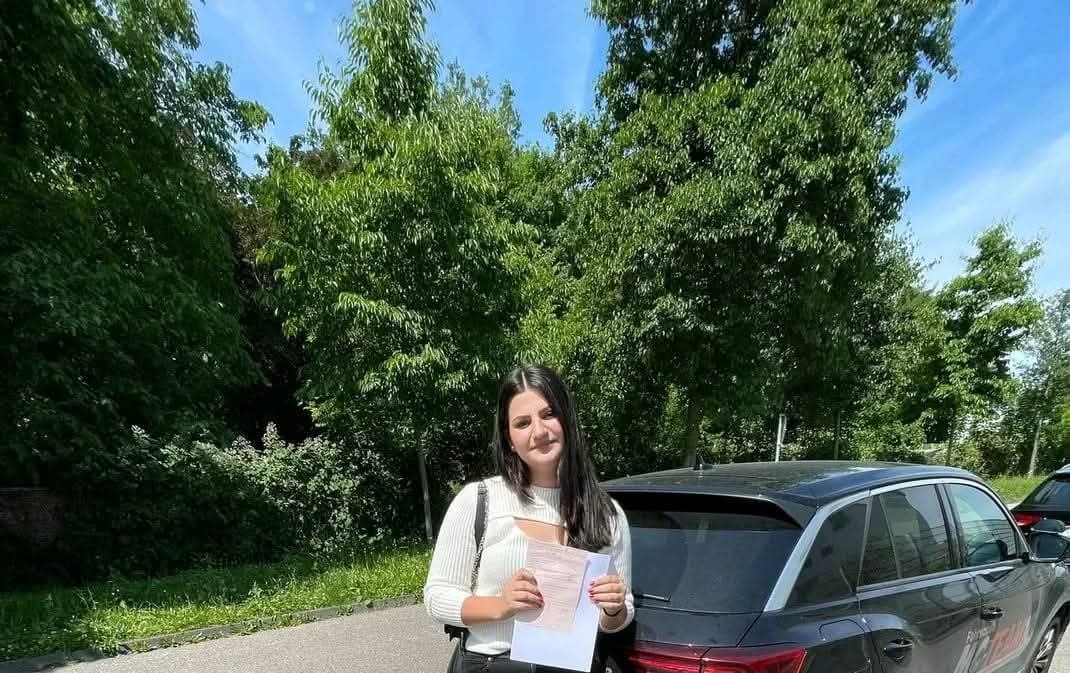 Zufriedene Kundin mit Führerschein
